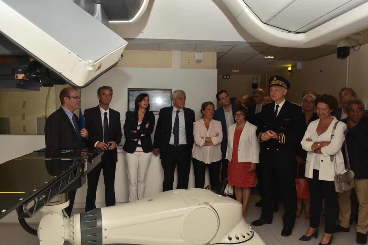 Photographie avec les officiels de la cérémonie d'inauguration du centre de protonthérapie de Caen.